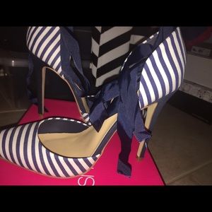 New ShoeDazzle Blue Pumps
